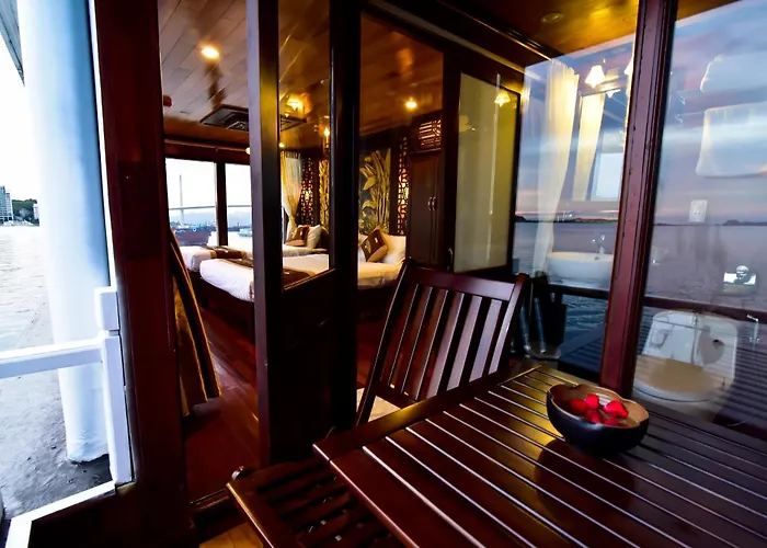 Renea Cruises  Hạ Long