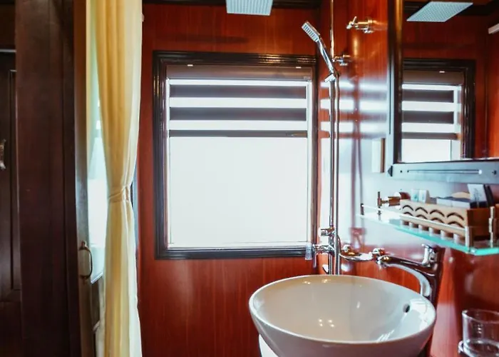 Renea Cruises  Hạ Long